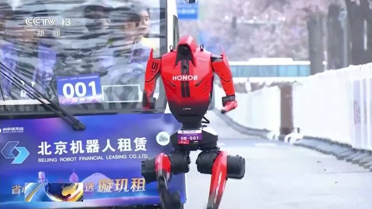 中国のヒト型ロボット､ハーフマラソンで