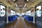 103系の車内。金属パイプの袖仕切りがいかにも