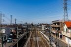 一直線に伸びる東上線。速達列車がスピードを上げる区間だ