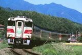 山口線の長門峡付近を走る「おき」（撮影：南正時）