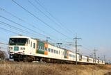 オレンジと緑の湘南色をモチーフにした塗装の田町電車区（田町車両センター）所属のリニューアル車（撮影：南正時）