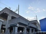 武蔵野線と京葉線の合流部下り線。線増分の高架橋が途切れ、延伸を見越して高架橋を受ける部分がある（筆者撮影）