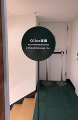カフェの奥にある階段を降りると「Olive」会員が無料で利用できるスペースに行ける（編集部撮影）