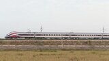 中国製の特急列車は機関車が引いたり推したりする（写真：谷川一巳）