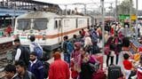 インドでは長距離列車が入線すると多くの人が列車に群がる（筆者撮影）