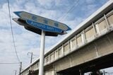 山陽新幹線の高架橋をくぐる。道路脇には県道42号の通称「尼宝線」の名を刻む案内標識が立っていた（筆者撮影）