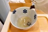 お茶漬けを食べ終わってから、最後にだしだけでゴクリ。蕎麦湯気分でいただきます（筆者撮影）