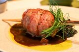 ジャングリアハンバーグ（3200円）串に刺した肉のビジュアルに、子どものころ憧れた「骨付き肉」を思い出す（筆者撮影）