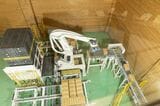 衛生的にパッキングされた揖保乃糸が段ボールに詰められている。機械が手際よく並べれば、出荷を待つのみ（筆者撮影）