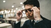 奮発したメガネが台無し？実はやりがちな｢間違った掛け方｣と､見た目の清潔感がぐっと増す《正しいお手入れ方法》