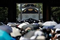 安倍前首相が靖国参拝､2013年12月26日以来 ｢退任を報告｣と写真とともにツイッターに投稿