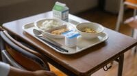 "貧相な給食"に｢これだけ？｣の声…元給食室勤務の管理栄養士が解説｢給食が少なく見える｣想像以上に深い理由