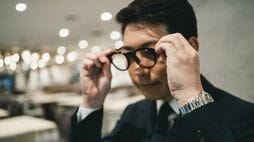 奮発したメガネが台無し？実はやりがちな｢間違った掛け方｣と､見た目の清潔感がぐっと増す《正しいお手入れ方法》