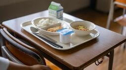 "貧相な給食"に｢これだけ？｣の声…元給食室勤務の管理栄養士が解説｢給食が少なく見える｣想像以上に深い理由