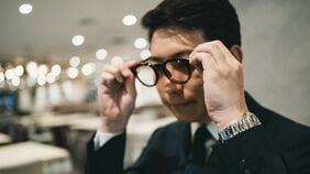 奮発したメガネが台無し？実はやりがちな｢間違った掛け方｣と､見た目の清潔感がぐっと増す《正しいお手入れ方法》