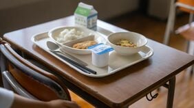 "貧相な給食"に｢これだけ？｣の声…元給食室勤務の管理栄養士が解説｢給食が少なく見える｣想像以上に深い理由