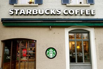 スタバ｢ラテ少ない｣訴訟､原告の訴えを却下