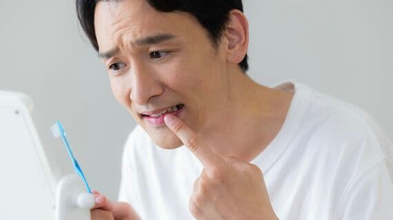 歯磨き中の男性