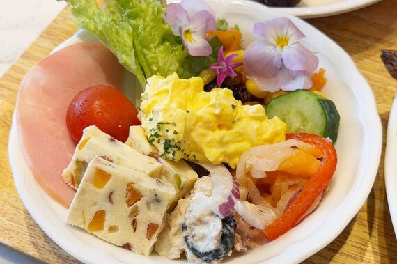 サラダを取り分けたお皿