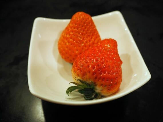 イチゴが載った皿