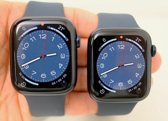 Apple Watch Series 8 45mm アルミニウムミッドナイトケース（左）とApple Watch SE 44mm アルミニウムミッドナイトケース（右）