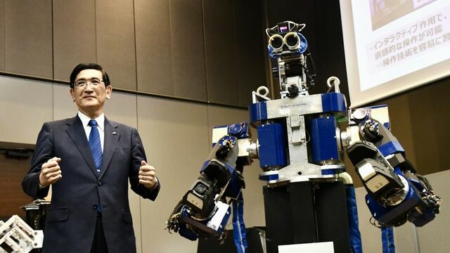 JR西「人型重機」の人機一体、2足歩行ロボで新展開 「マクロス」の河 JR西「人型重機」の人機一体、2足歩行ロボで新展開 「マクロス」の河