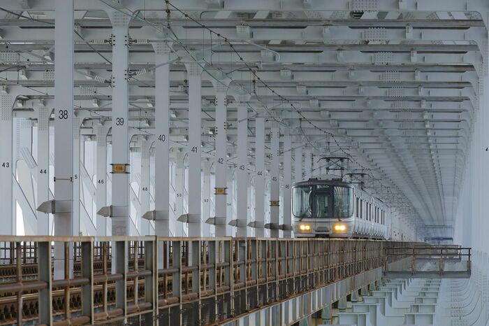 橋内を通過中の列車を望遠レンズで見る