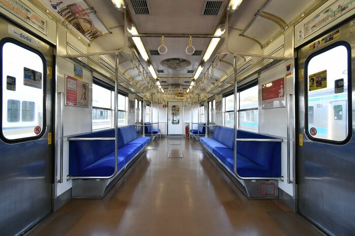 103系の車内。金属パイプの袖仕切りがいかにも