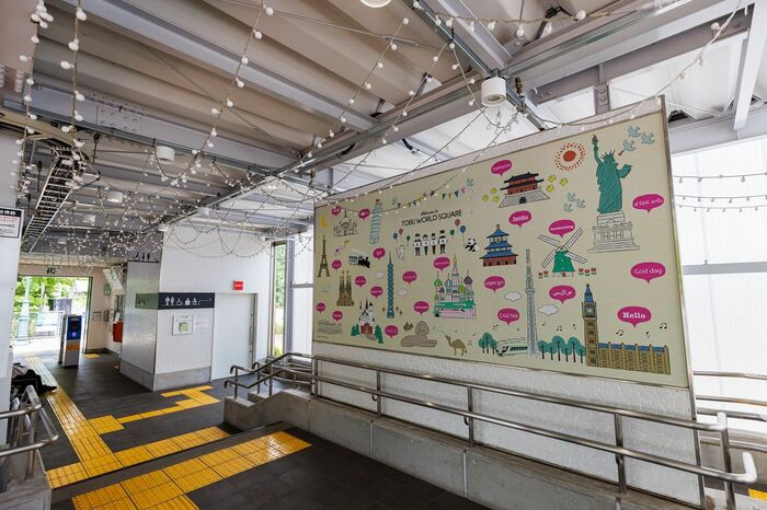 東武ワールドスクウェア駅は小さな駅だが楽しげな