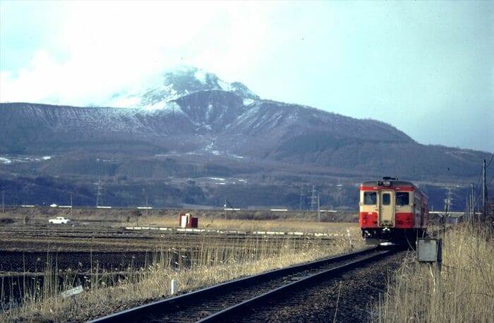 有珠山をバックに走る胆振線