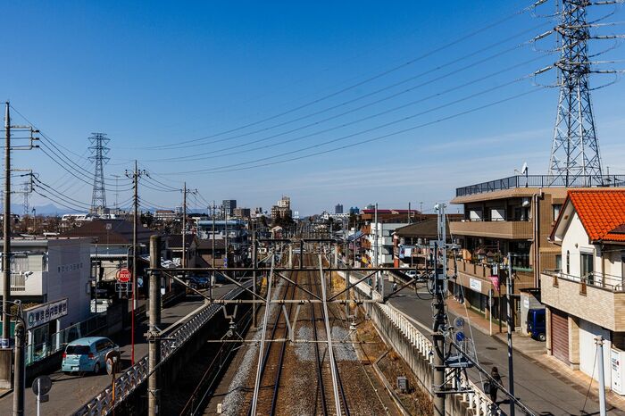 一直線に伸びる東上線。速達列車がスピードを上げる区間だ