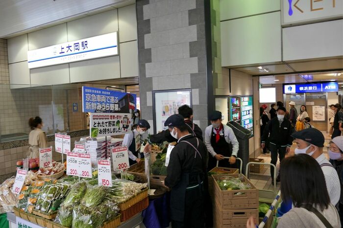 改札外にある特設売り場に商品が並ぶ