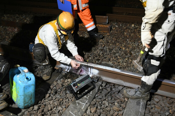 溶接部分に傷がないかどうかを超音波探傷機で測定する