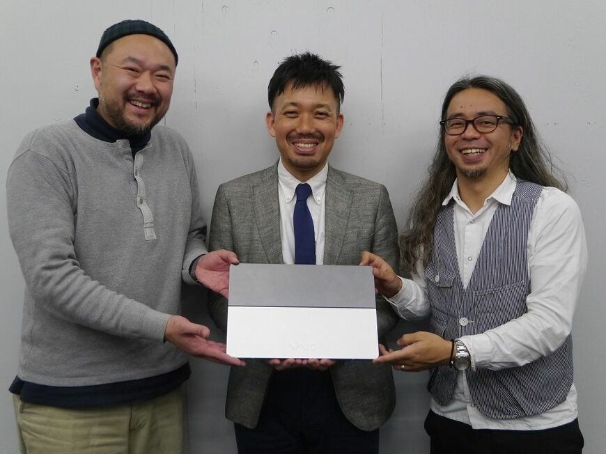 （右から）ビームス第1事業本部ビームス1部バイヤーの古屋雄一氏、VAIO商品企画部統括部長の伊藤好文氏、ビームス社長室宣伝広報統括本部デジタルコミュニケーションマネージャーの関根修二氏