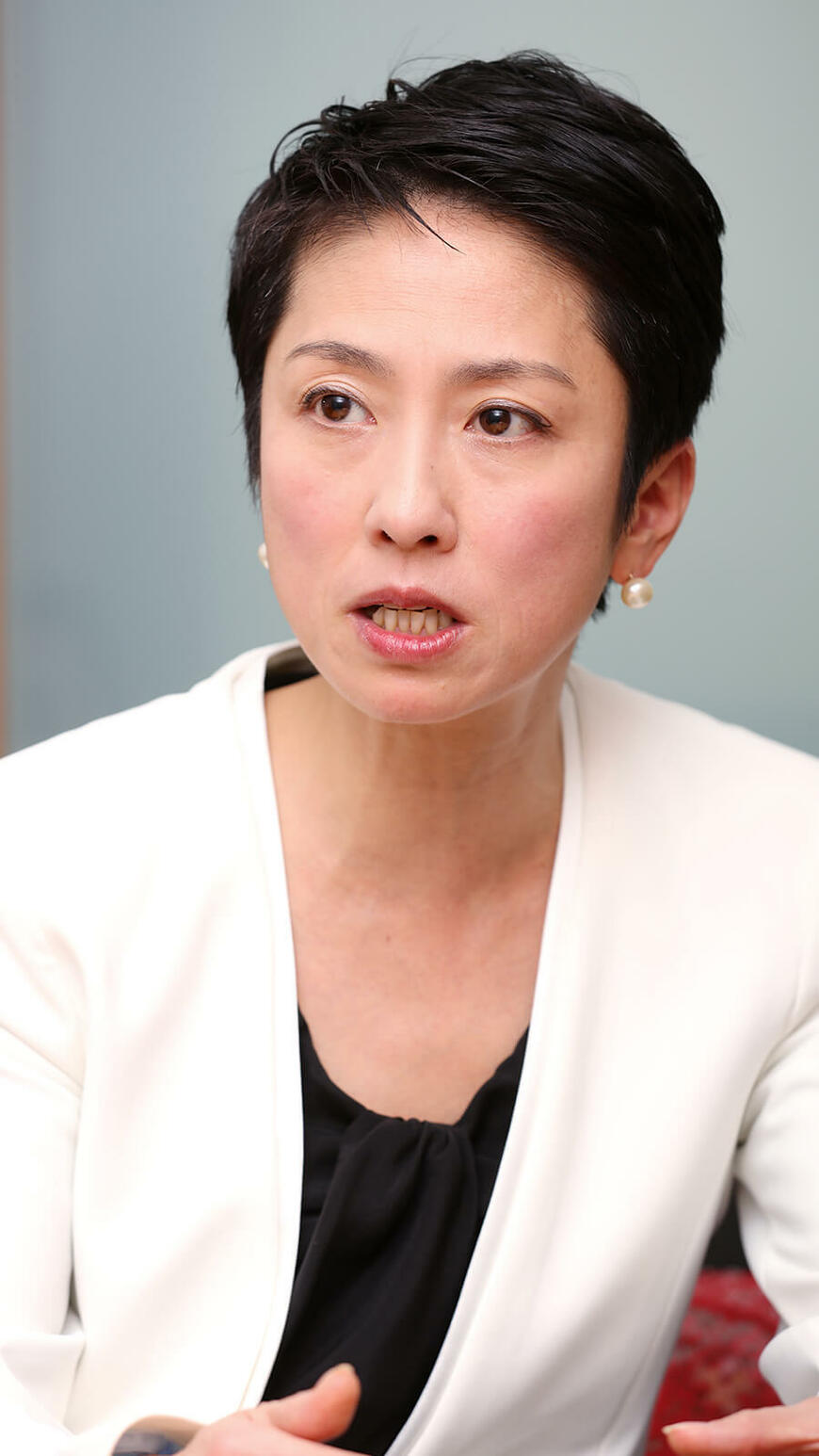 蓮舫（れんほう）／民進党代表代行。参議院議員（東京都選挙区）。1967年東京都生まれ。青山学院大学法学部卒。司会などを経て報道キャスターに。北京大学漢語中留学（1995～97）などを経て、2004年参議院議員選挙で初当選。年金、少子化対策、子育て支援政策、税金の無駄遣い問題等に取り組む。 2010年内閣府特命担当大臣（行政刷新担当）。2010年再選、内閣府特命担当大臣、内閣総理大臣補佐官歴任（行政刷新担当・公務員制度改革担当、消費 者・食品安全、共生社会政策、新しい公共、少子化対策、男女共同参画）。2013年 参議院東日本大震災復興特別委員会委員長 2015年 民主党代表代行、2016年3月より現職
