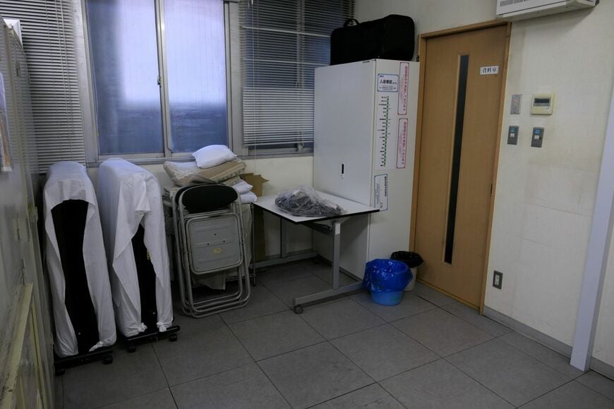 体調不良の乗客のためのスペース。毎朝数人がここで休んでいくという（記者撮影）