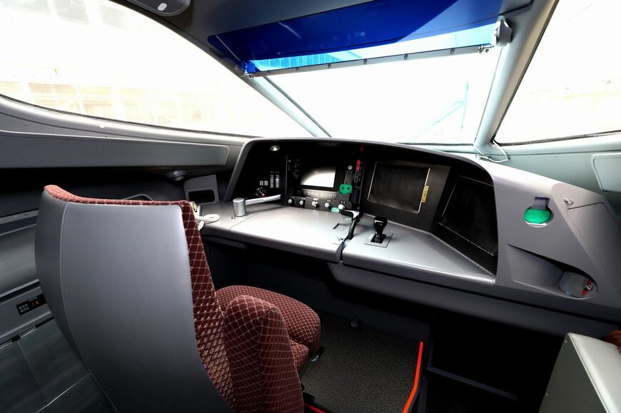 N700S（確認試験車）の運転席（撮影：尾形文繁）