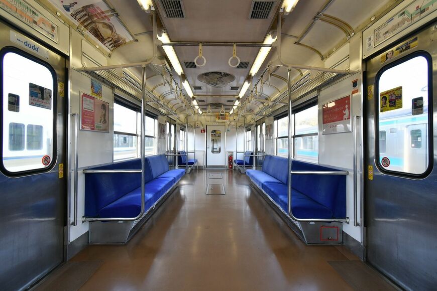 103系の車内。金属パイプの袖仕切りがいかにも国鉄の電車といった雰囲気だ（撮影：伊原薫）