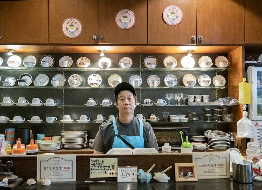 神戸で3店舗を展開する喫茶店経営者・山﨑俊一さん。老舗の継承や博物館構想など、一見大胆に見える挑戦の背景には、喫茶店を未来へ残すための経営哲学があった（筆者撮影）