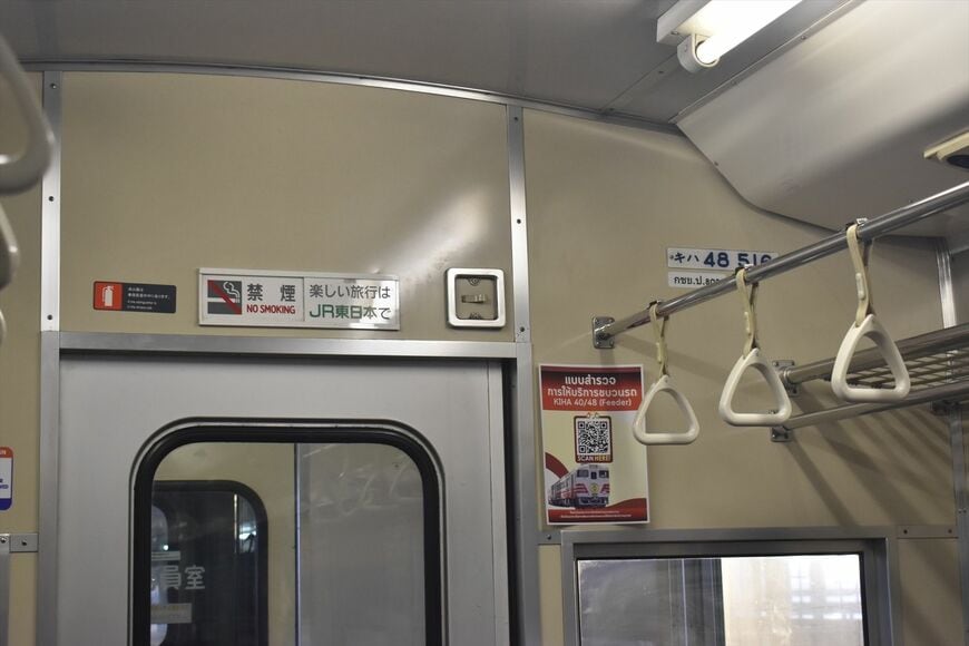 キハ40系の車内。至るところに日本語の表示がそのまま残る（筆者撮影）
