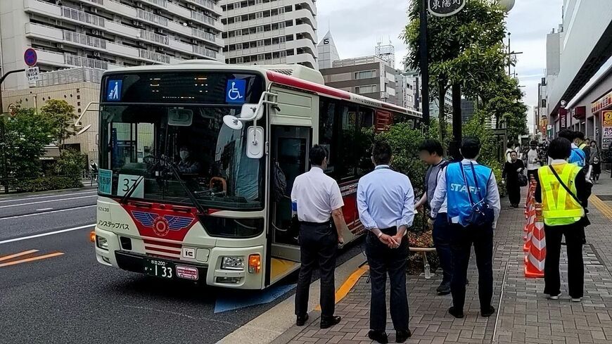 東西線の代行輸送を行う関東バス（東陽町にて､筆者撮影）