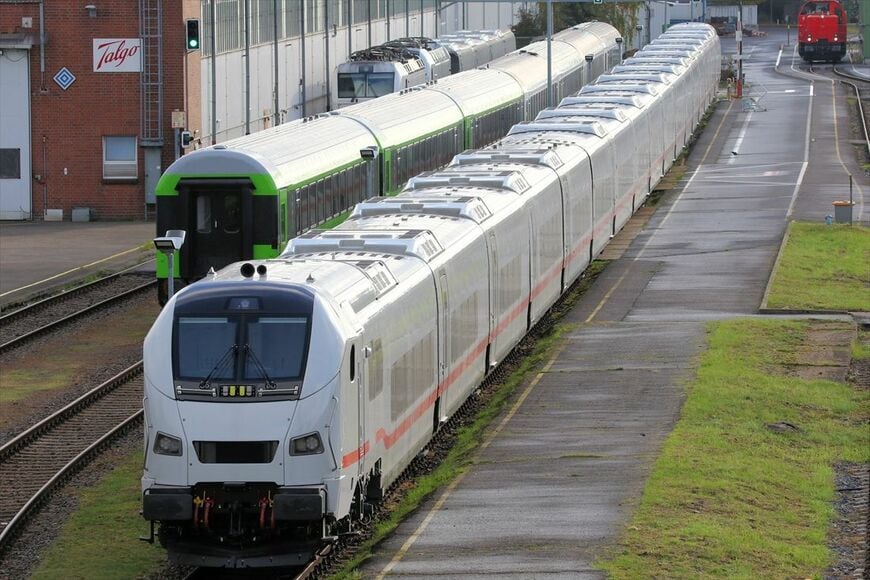 車庫に停車中のドイツ鉄道新型客車「ICE L」（撮影：橋爪智之）