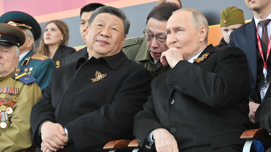 戦勝80周年記念軍事パレードが行われているモスクワの赤の広場で、ロシアのプーチン大統領（右）と中国の習近平国家主席（写真・SPUTNIK／時事通信フォト）