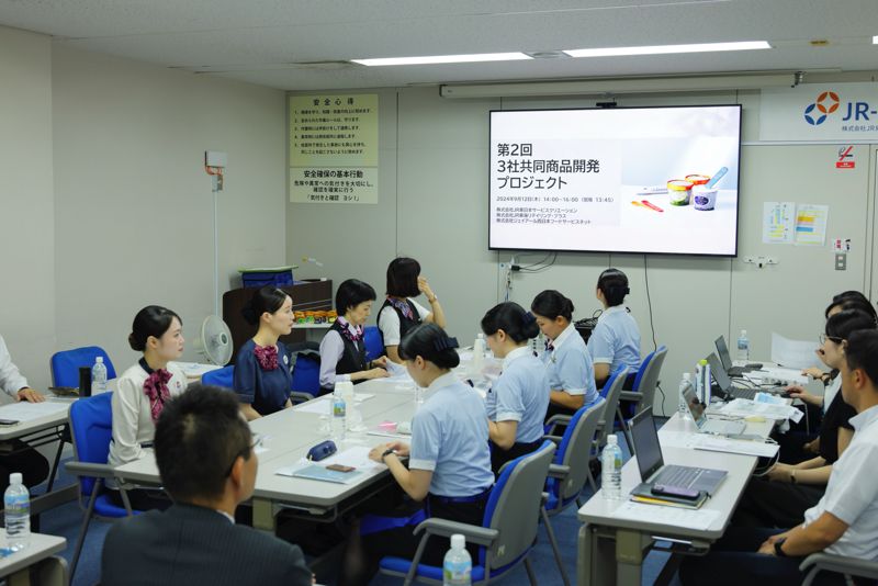 昨年9月にJR-PLUS東京本社で行われた検討会議。 パーサー・アテンダント8人のほか、スジャータめいらく、各社担当者・責任者などが出席（2024年9月12日筆者撮影）