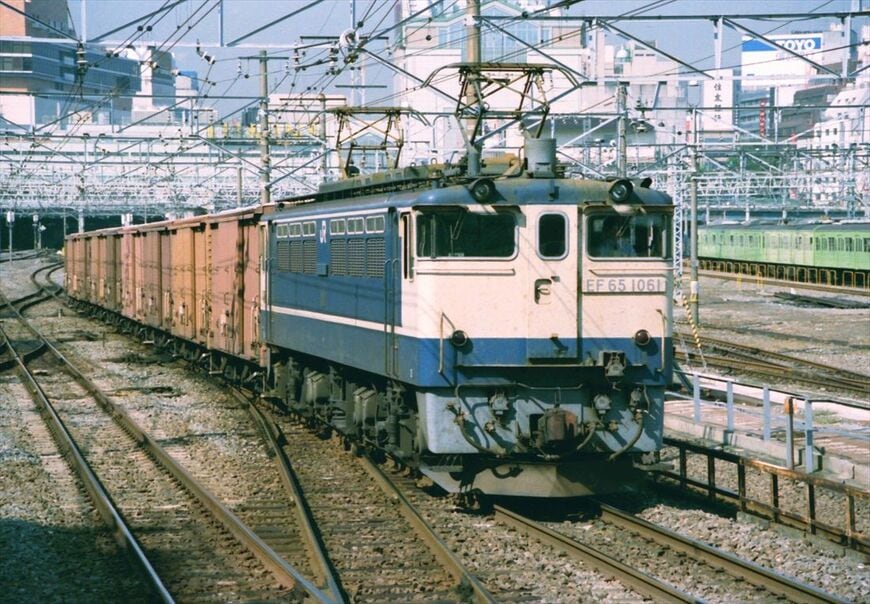 代々木付近を走るEF65形1000番台牽引の貨物列車（撮影：南正時）