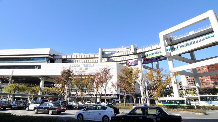 千葉駅にはJRとモノレールが乗り入れ、京成千葉駅も隣接している（筆者撮影）