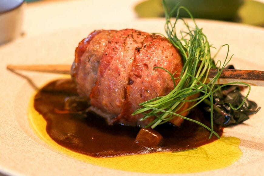 ジャングリアハンバーグ（3200円）串に刺した肉のビジュアルに、子どものころ憧れた「骨付き肉」を思い出す（筆者撮影）
