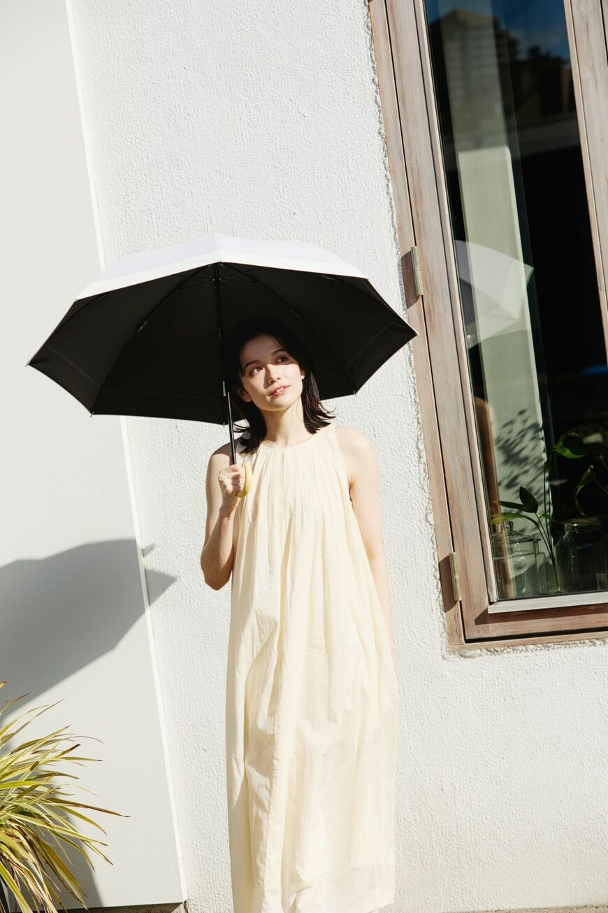 Waterfront「COKAGE+ 折りたたみ日傘2段55cm」。長いままでも、折りたたんでも使える2Way折りたたみ傘。UVカット・遮光率100％（※1）。8800円（税込）（写真：Waterfront）
