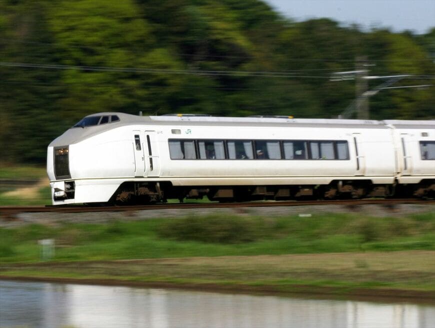 タキシードボディと呼ばれた「スーパーひたち」651系（撮影：南正時）