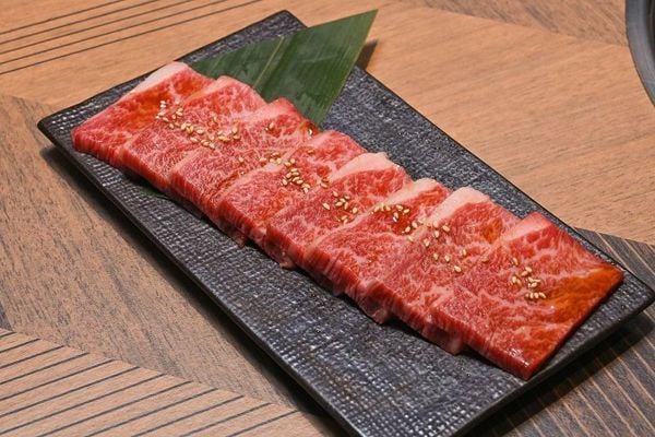 「和牛カルビ」（1738円）。厚切りなので肉の旨味がより濃厚に感じられる（撮影：大澤誠）